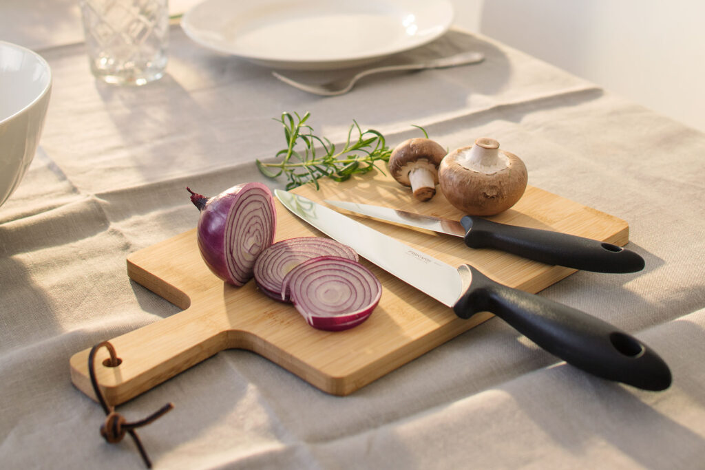 Skärbräda med Fiskars knivar